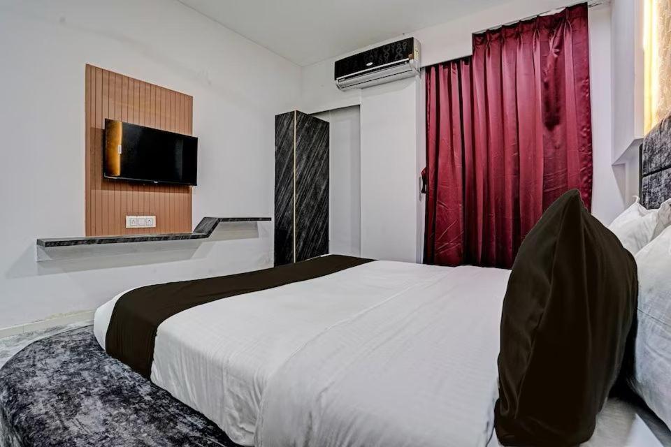 Hotel Star Galaxy Surat Exteriör bild